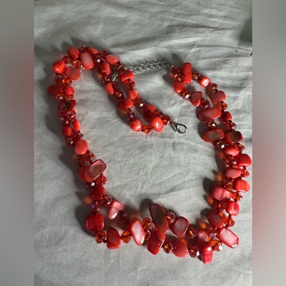 Double strand red shell and faceted bead necklace - Picture 5 of 7